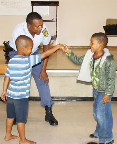 Polisie leer kinders van veiligheid